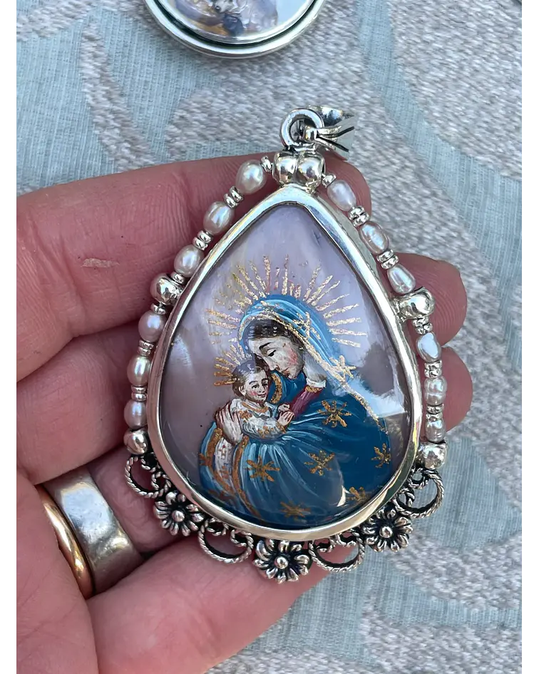 Medalla Gota Jesús con un gato y Virgen con el Niño – Plata 950, nácar y perlas