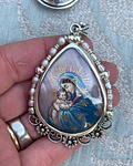 Medalla Gota Jesús con un gato y Virgen con el Niño – Plata 950, nácar y perlas