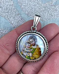 Medalla San Carlo Acutis y San José con el Niño Jesús – Plata 950 y nácar