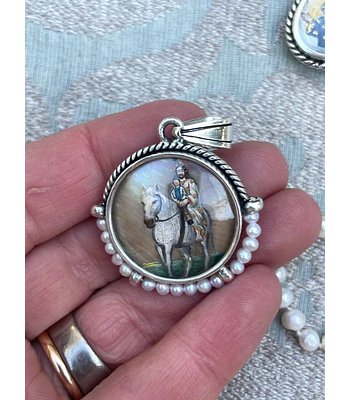 Medalla Jesús con el Niño a caballo y Espíritu Santo – Plata 950, nácar y perlas