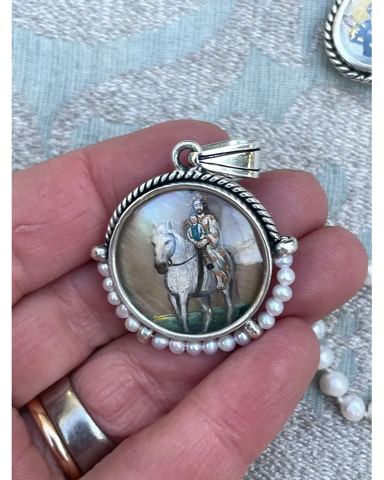 Medalla Jesús con el Niño a caballo y Espíritu Santo – Plata 950, nácar y perlas