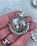 Medalla Jesús con el Niño a caballo y Espíritu Santo – Plata 950, nácar y perlas