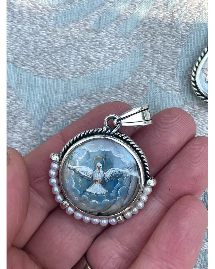 Medalla Jesús con el Niño a caballo y Espíritu Santo – Plata 950, nácar y perlas