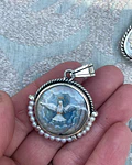 Medalla Jesús con el Niño a caballo y Espíritu Santo – Plata 950, nácar y perlas