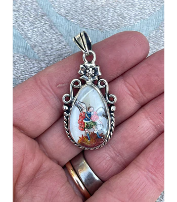 Medalla Virgen de los Rayos y San Miguel Arcángel – Plata 950 y nácar pintado a mano