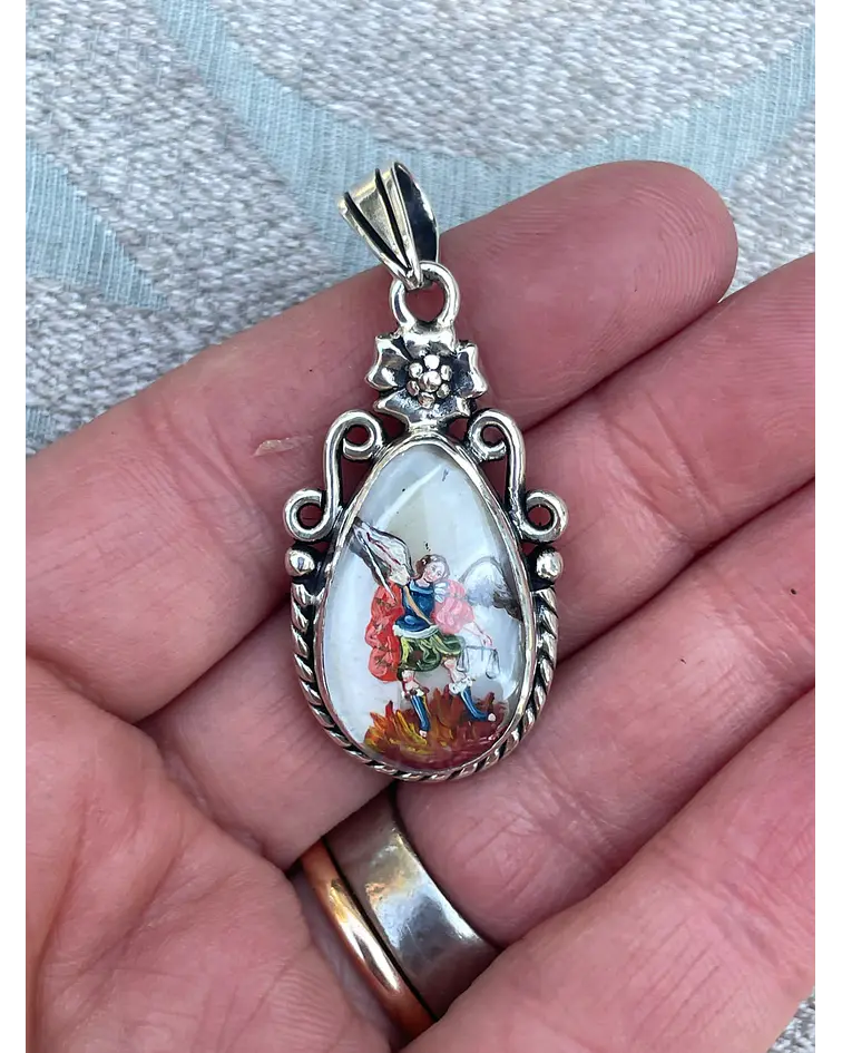 Medalla Virgen de los Rayos y San Miguel Arcángel – Plata 950 y nácar pintado a mano