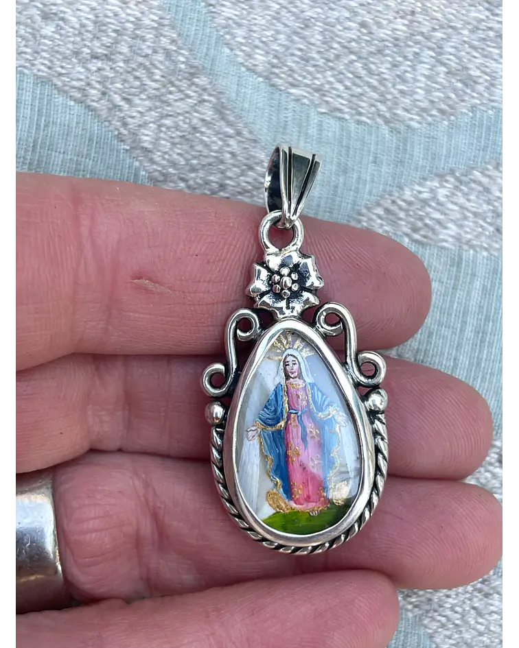 Medalla Virgen de los Rayos y San Miguel Arcángel – Plata 950 y nácar pintado a mano