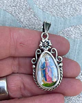 Medalla Virgen de los Rayos y San Miguel Arcángel – Plata 950 y nácar pintado a mano