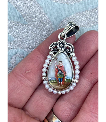 Medalla Virgen de los Rayos y San Expedito con perlas – Plata 950 y nácar pintado a mano