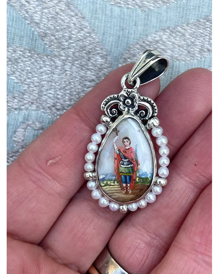 Medalla Virgen de los Rayos y San Expedito con perlas – Plata 950 y nácar pintado a mano
