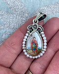 Medalla Virgen de los Rayos y San Expedito con perlas – Plata 950 y nácar pintado a mano