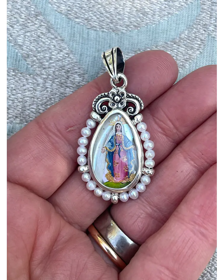 Medalla Virgen de los Rayos y San Expedito con perlas – Plata 950 y nácar pintado a mano