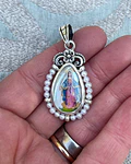 Medalla Virgen de los Rayos y San Expedito con perlas – Plata 950 y nácar pintado a mano