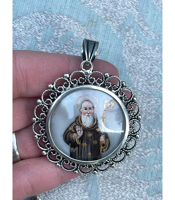 Medallón de San Benito con filigrana 