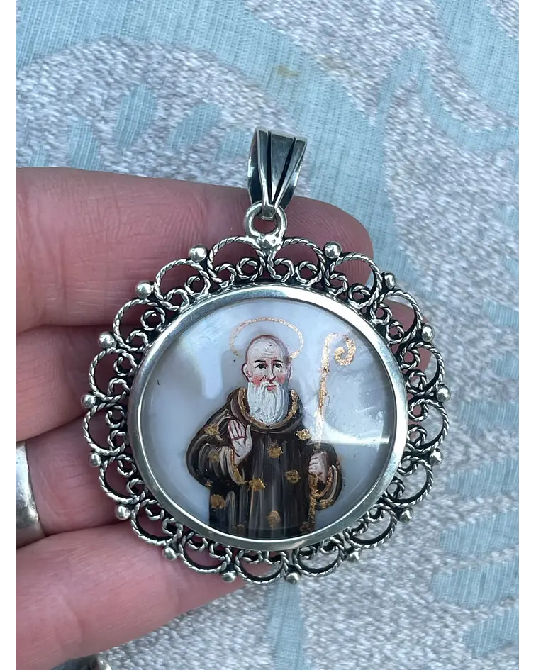Medallón de San Benito con filigrana 