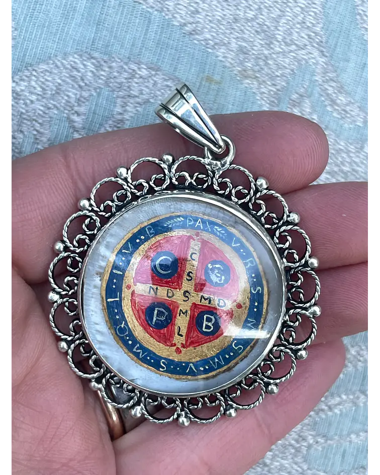 Medallón de San Benito con filigrana 