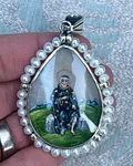 Medalla San Charbel y San Peregrino con perlas – Plata 950 | 4,3 × 5 cm