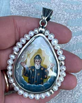 Medalla San Charbel y San Peregrino con perlas – Plata 950 | 4,3 × 5 cm