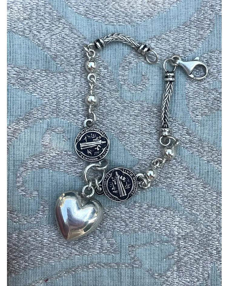 Pulsera con medallas de San Benito 