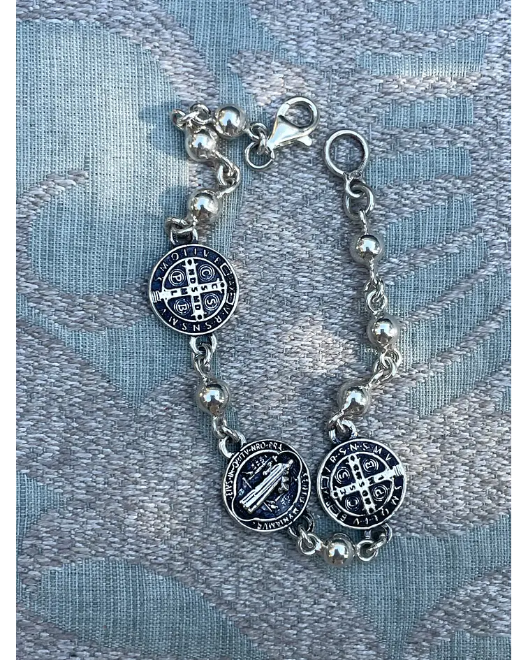 Pulsera Triple Medalla de San Benito – Plata 950  