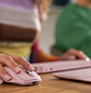 Logitech MX Anywhere 3S, Mouse Inalámbrico 8000 DPI, MagSpeed, Bluetooth, 6 Botones, Rosado - Miniatura 6