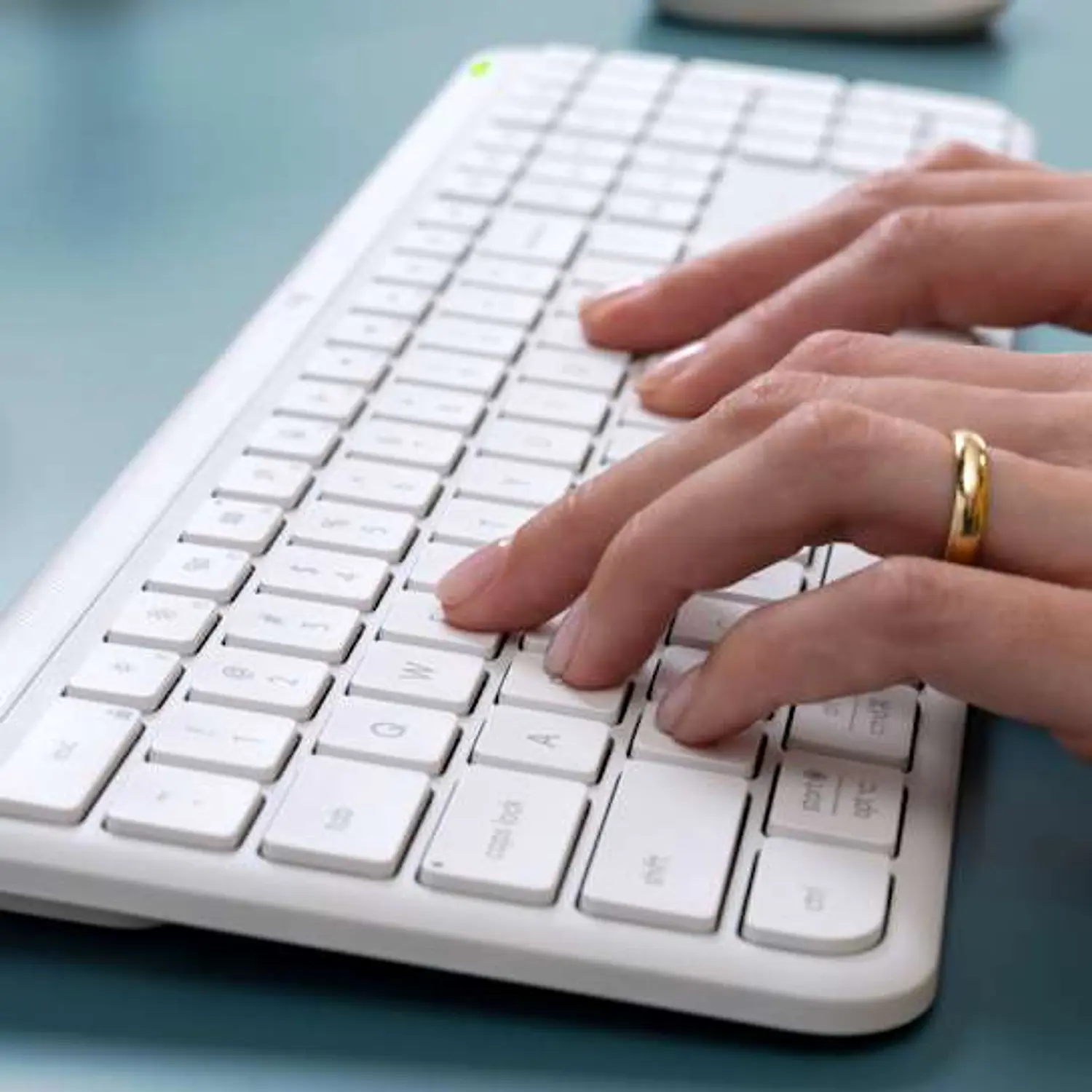Logitech Signature Slim K950, Teclado Inalámbrico Español, Bluetooth, Logi Bolt, Multidispositivo, Blanco 7