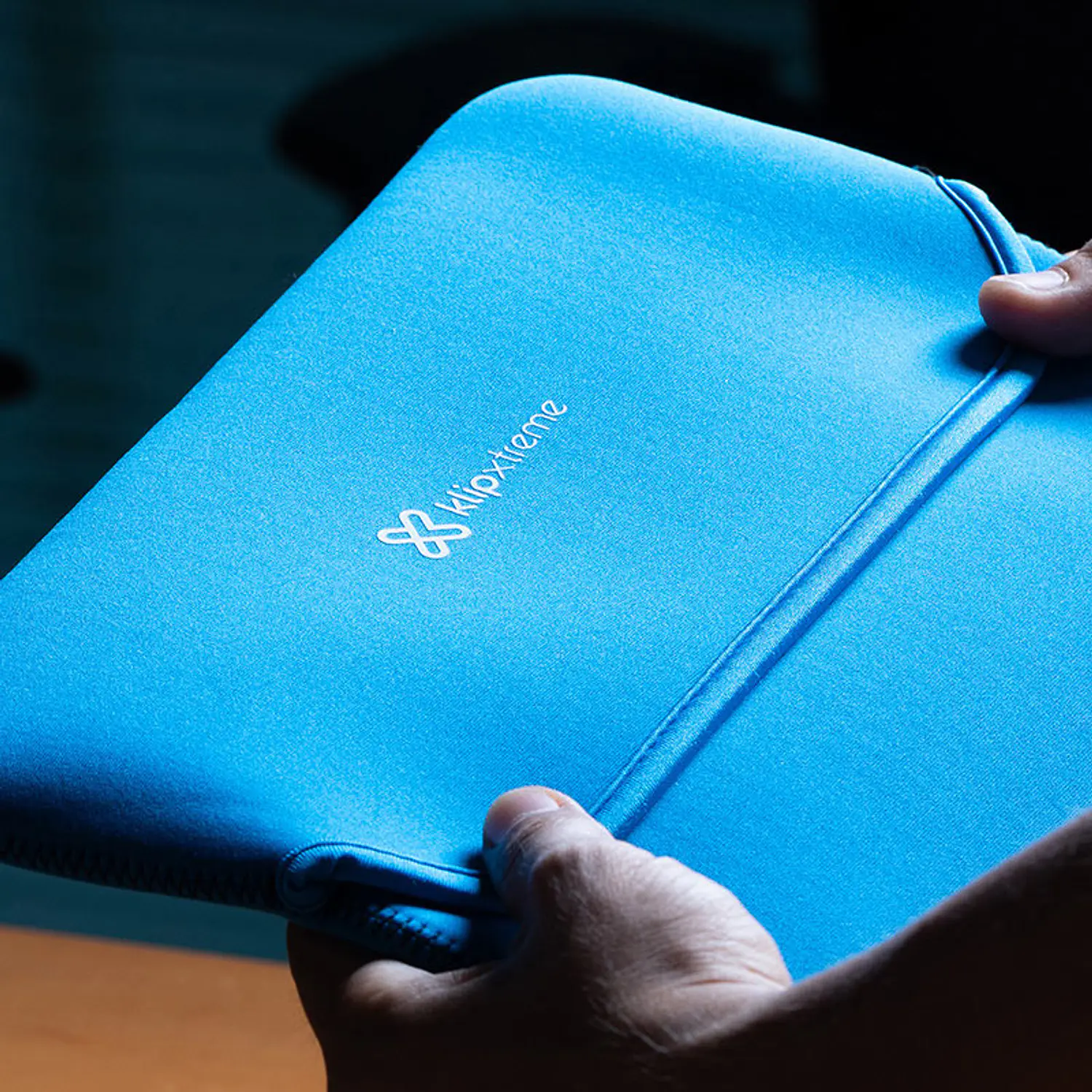 Klip Xtreme Kolours KNS-415BL, Funda Reversible para Notebook 15.6