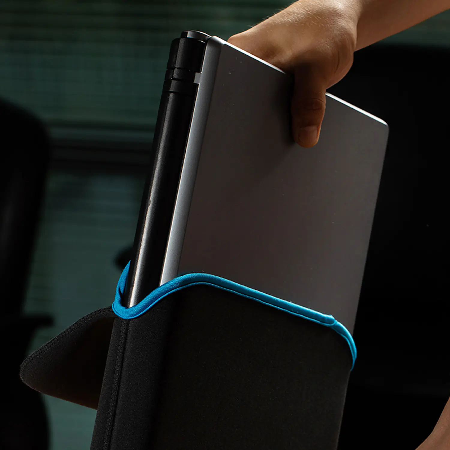 Klip Xtreme Kolours KNS-415BL, Funda Reversible para Notebook 15.6