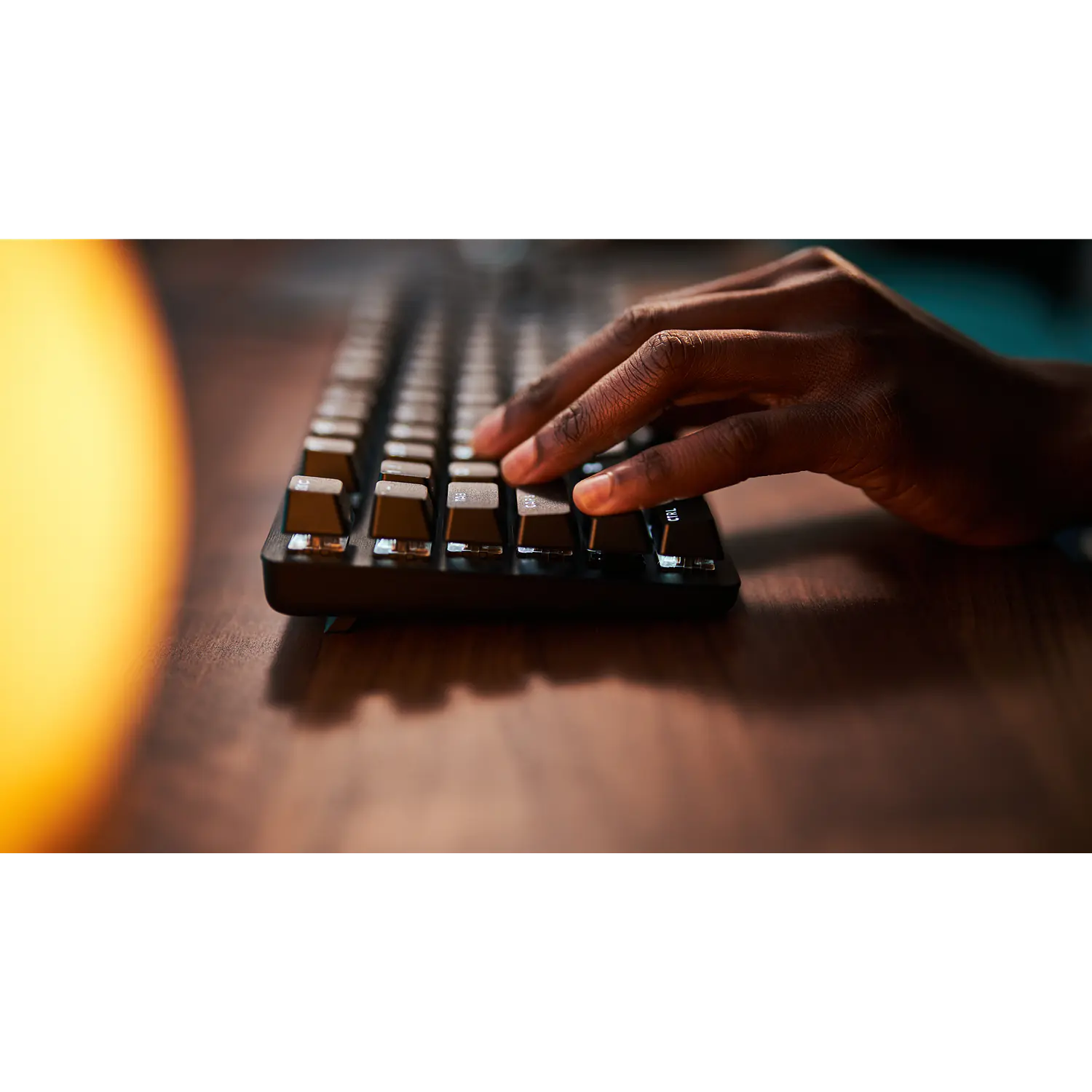 Logitech G413 TKL SE, Teclado Mecánico Gamer TKL, Switch Táctil, PBT, LED Blanco, USB, Inglés, Negro 7