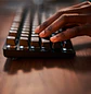 Logitech G413 TKL SE, Teclado Mecánico Gamer TKL, Switch Táctil, PBT, LED Blanco, USB, Inglés, Negro - Miniatura 7