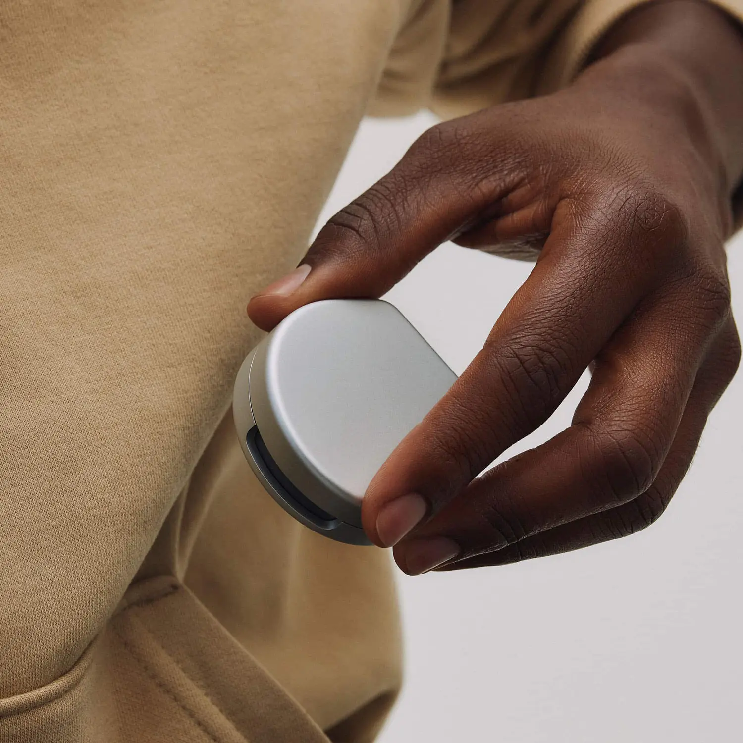 Oura Ring 5, Estuche de Carga Portátil, Talla 8, Gris, Qi 1.3, USB-C, Hasta 5 Cargas 4
