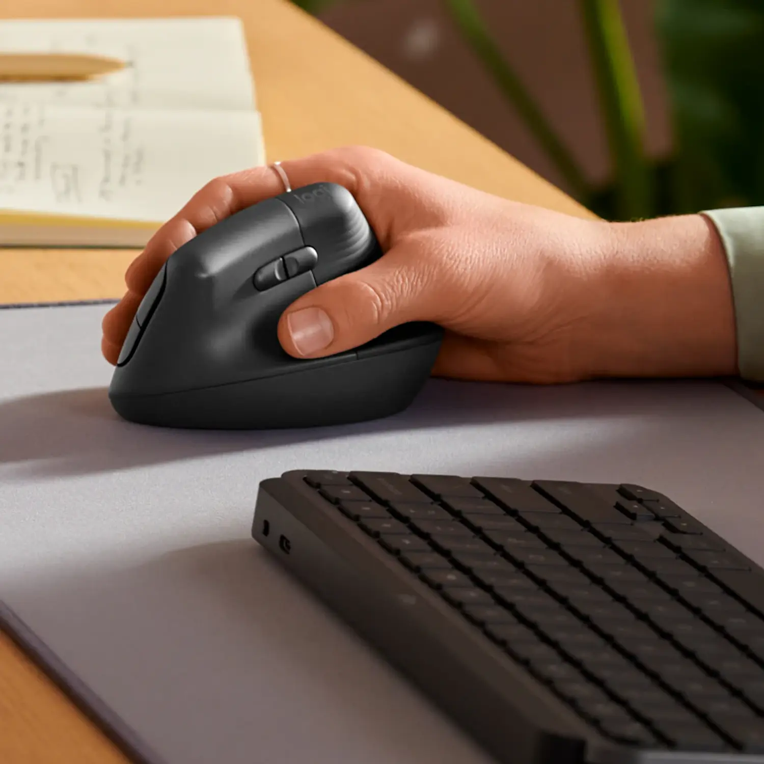 Logitech Lift Vertical, Mouse Ergonómico para Mano Derecha, Bluetooth, Logi Bolt, 4000 DPI, Grafito 8