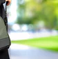Klip Xtreme Modevo KCB-451, Bolso Cruzado para Celular, Repelente al Agua, Verde y Negro - Miniatura 10