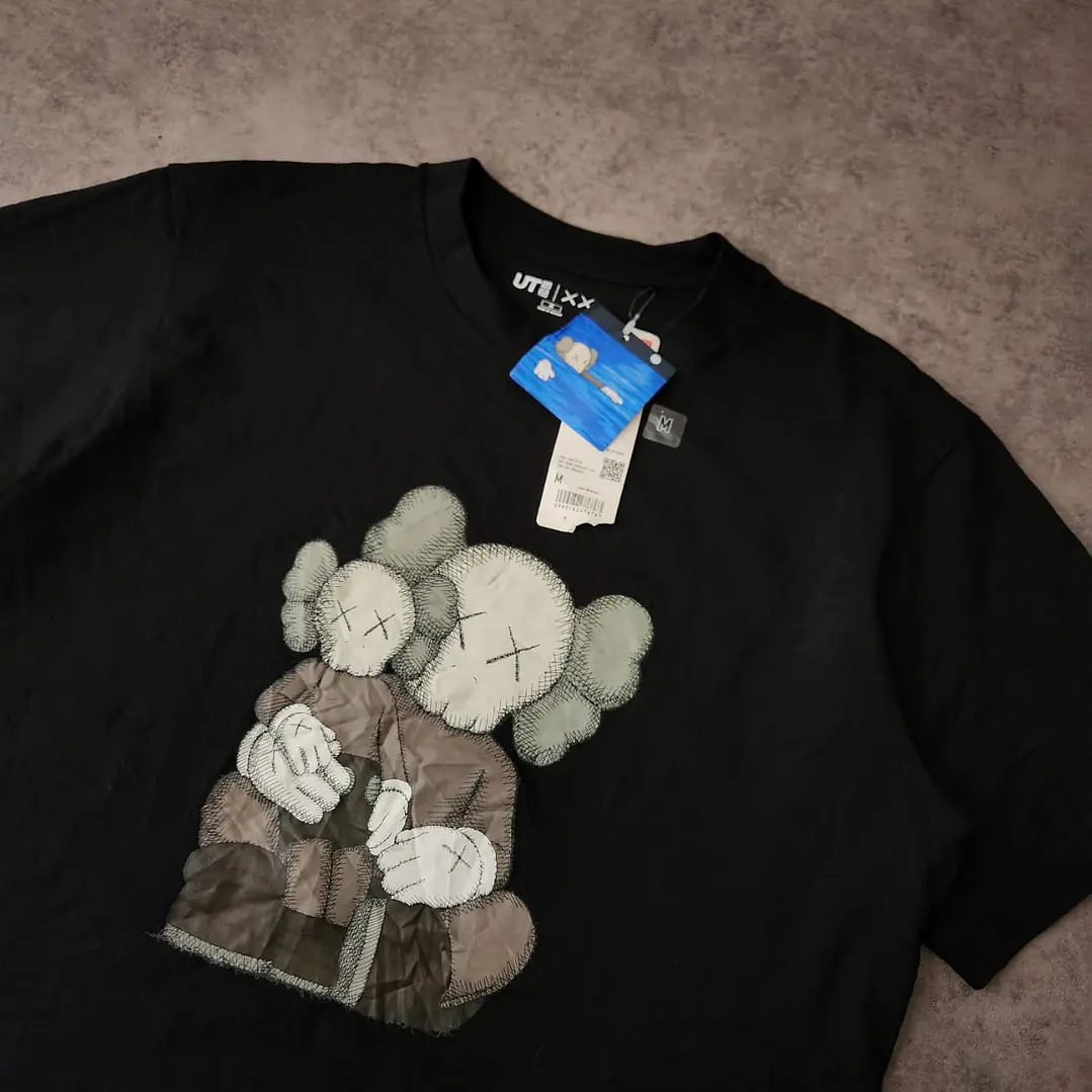 Kaws x Uniqlo T-Shirt M 2