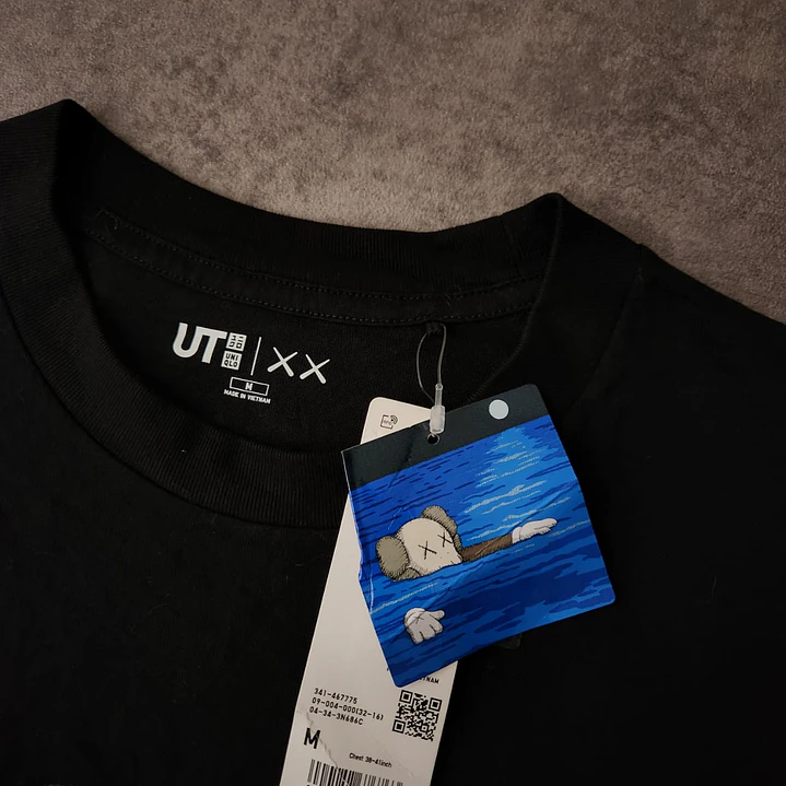 Kaws x Uniqlo T-Shirt M 3