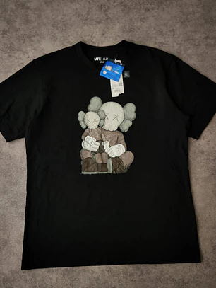 Kaws x Uniqlo T-Shirt M