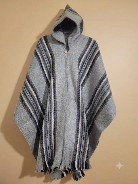 PONCHO DE OVEJA (FRANJAS GRIS)