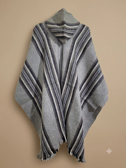 PONCHO DE OVEJA (FRANJAS GRIS)