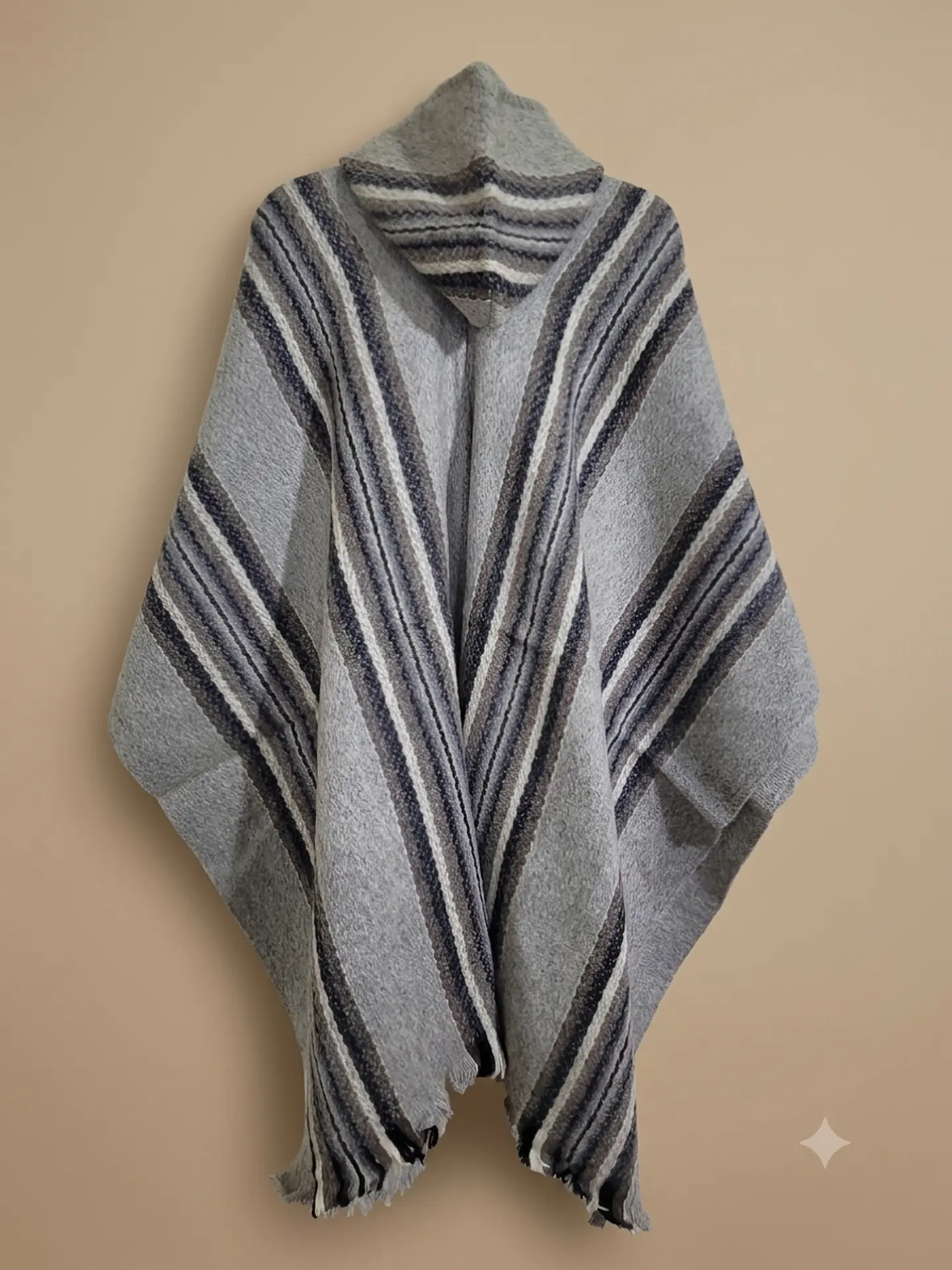 PONCHO DE OVEJA (FRANJAS GRIS) 2