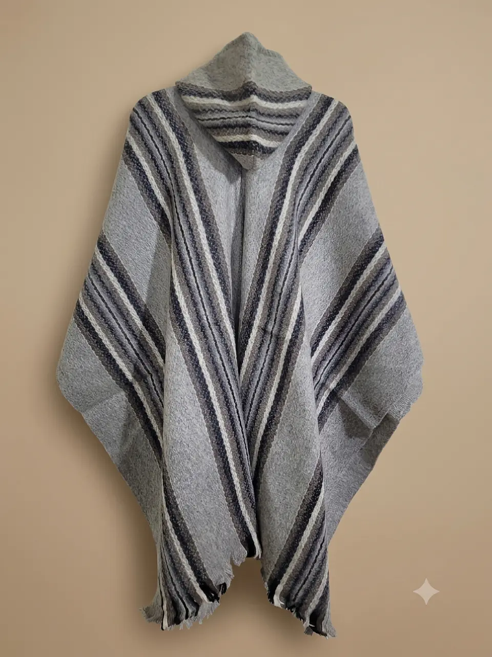 PONCHO DE OVEJA (FRANJAS GRIS) 2