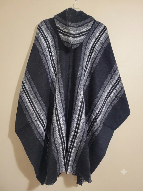 PONCHO DE LANA OSCURO  (FRANJAS BLANCO)