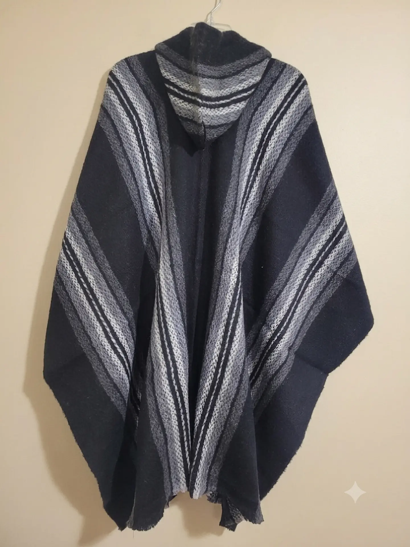 PONCHO DE LANA OSCURO  (FRANJAS BLANCO) 2