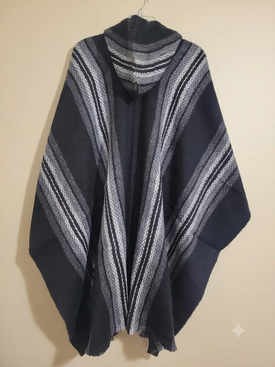 PONCHO DE LANA OSCURO  (FRANJAS BLANCO) 2