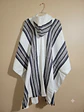 PONCHO DE LANA BEIGE (FRANJAS) - Miniatura 2