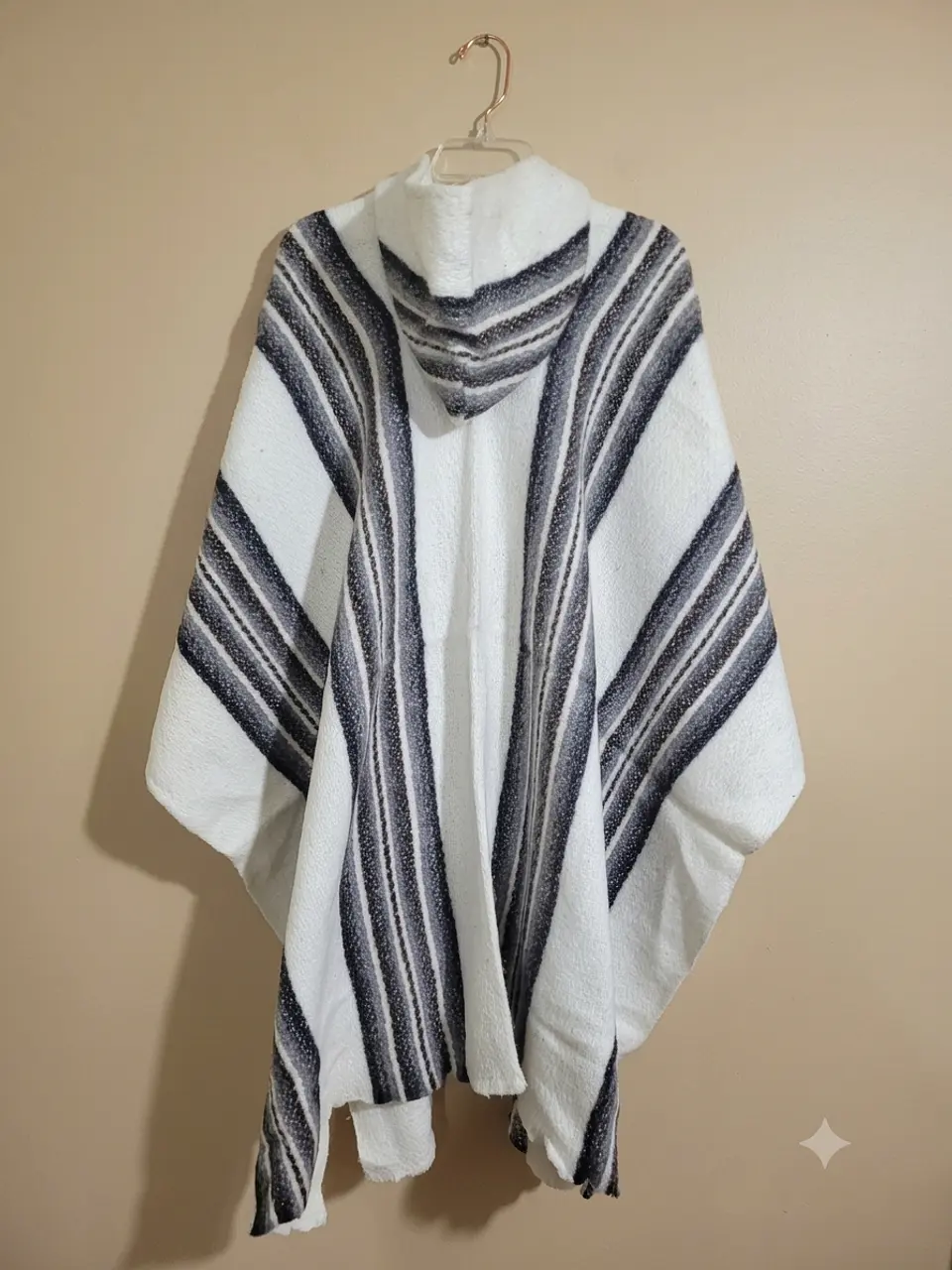 PONCHO DE LANA BEIGE (FRANJAS) 2