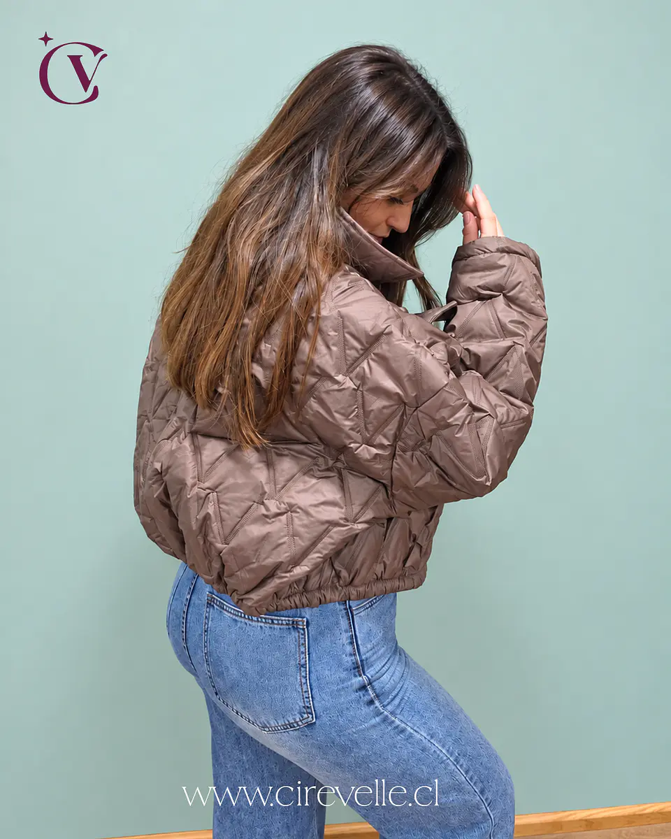  Chaqueta café acolchada 3