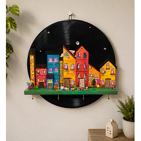Disco de Vinilo Decorativo con Casas Pintadas a Mano — Llavero Mural Artesanal Único