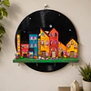 Disco de Vinilo Decorativo con Casas Pintadas a Mano — Llavero Mural Artesanal Único