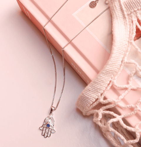 Colar Hamsa | ela é de exageros, na força, no amor e na fé.