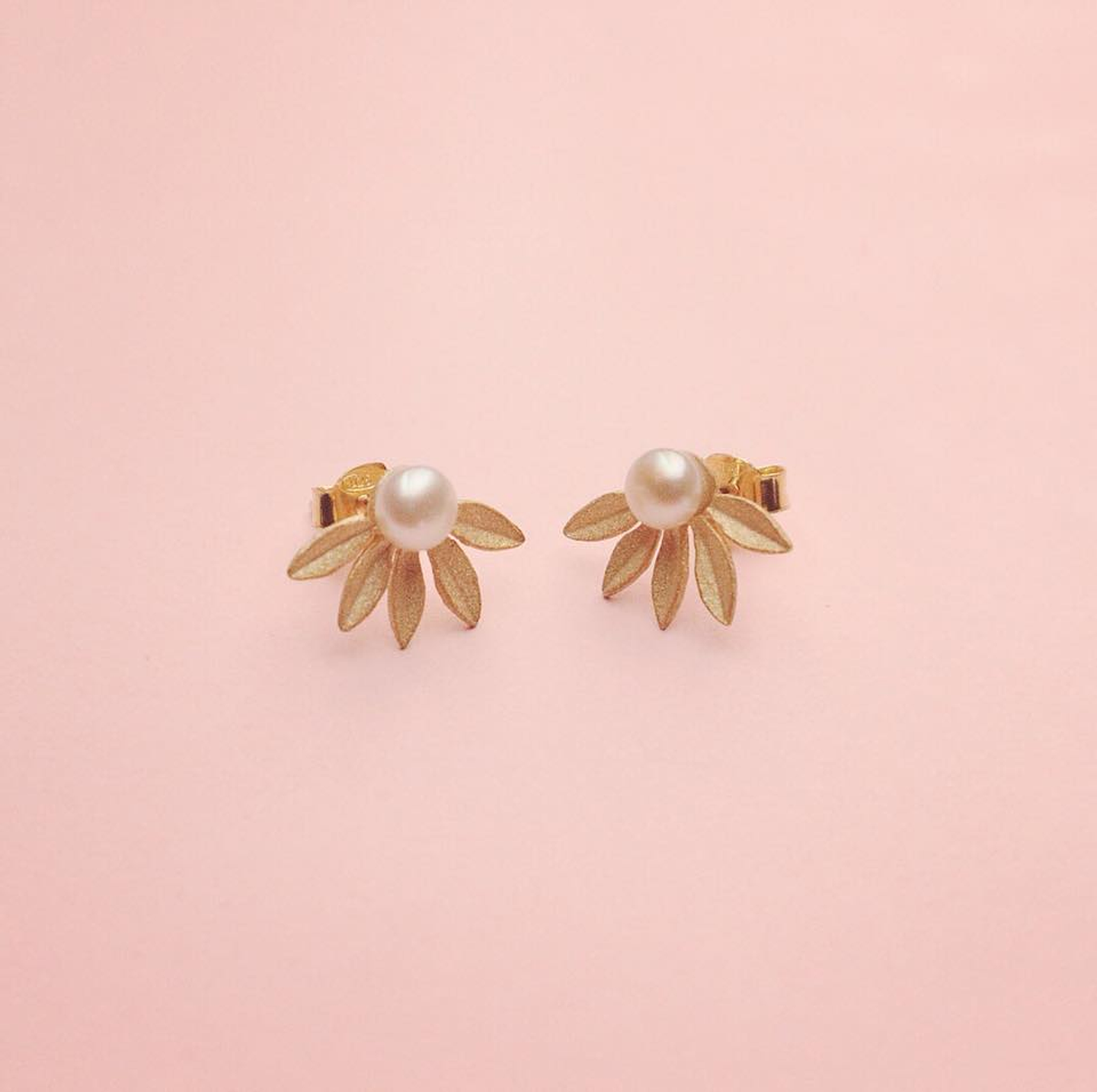 Brincos meia flor  1